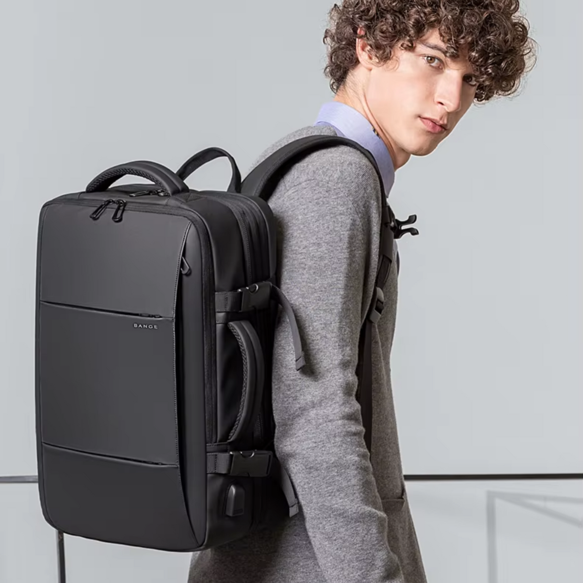 Mochila de Viagem Impermeável 45L, Resistente à Água TechVoyager Pro